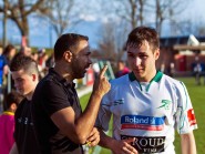 Si Junior Santos a accepté de devenir l’entraîneur d’Yverdon Sport, c’est parce qu’il y a une véritable mission: faire progresser l’équipe dans son ensemble, comme les joueurs individuellement. Ici, il donne des conseils au jeune latéral gauche Flavio Chioda. © Champi