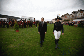 Le chancelier Vincent Grandjean et le colonel Cédric Barde inspectent les troupes au Sentier lors de la dernière assermentation des Milices vaudoises© Muriel Antille
