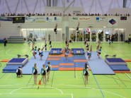 La FSG Pomy et sa spécialité, la combinaison d’engins, devant le public de la salle Omnisports des Isles. © Almira Medaric