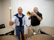 Jacques Hurni (à gauche) remplacera Eric Urfer (à droite) à la tête du Conservatoire de musique du Nord vaudois. Si sur cette photo, il s’essaie à la percussion, il est, comme son prédécesseur, plus à l’aise à la trompette. © Muriel Antille