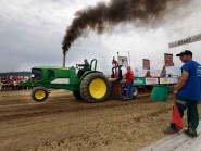 Les fameux tracteurs jaunes et verts avaient notamment déjà foulé le sol de Chavornay lors du premier Tractor-pulling de la plaine de l’Orbe, l’été dernier! © Muriel Antille-a Les fameux tracteurs jaunes et verts avaient notamment déjà foulé le sol de Chavornay lors du premier Tractor-pulling de la plaine de l’Orbe, l’été dernier! © Muriel Antille-a