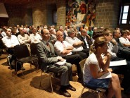 Le public a écouté très attentivement les présentations du syndic Daniel von Siebenthal et des experts. Les questions, elles, touchent des points qui affectent les habitants. © Muriel Antille Le public a écouté très attentivement les présentations du syndic Daniel von Siebenthal et des experts. Les questions, elles, touchent des points qui affectent les habitants. © Muriel Antille