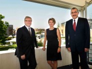 Olivier Kernen, président de Grand Hôtel des Bains S.A., avec Nadine et Peter Traber, respectivement directrice marketing et directeur. © Nadine Jacquet Olivier Kernen, président de Grand Hôtel des Bains S.A., avec Nadine et Peter Traber, respectivement directrice marketing et directeur. © Nadine Jacquet