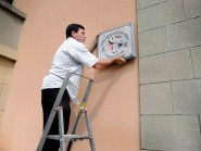 Le président des Amis du judo, Léo Barra, a décroché la plaque du club de la façade du bâtiment où il occupait une salle depuis trente ans. © Nadine Jacquet