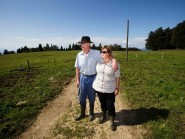 Jean-Luc et Mary-Josée Duvoisin n’ont pu que constater les dégâts et la violence de l’orage à l’Alpage du Crosat jeudi dernier. Quinze de leurs Red Holstein n’ont pas survécu. © Muriel Antille Jean-Luc et Mary-Josée Duvoisin n’ont pu que constater les dégâts et la violence de l’orage à l’Alpage du Crosat jeudi dernier. Quinze de leurs Red Holstein n’ont pas survécu. © Muriel Antille