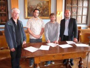 Les syndics de Grandson et Yverdon, François Payot (à g.) et Daniel Von Siebenthal, entourent le secrétaire et le président de l’Association du BMX, Olivier Requet (à g.) et Thierry Juillerat, lors de la signature de la convention, en juin 2011, quelques semaines après l’acceptation par les conseils communaux. Une année après, les conseils d’Yverdon et de Grandson vont devoir revoter. © Juillerat -a Les syndics de Grandson et Yverdon, François Payot (à g.) et Daniel Von Siebenthal, entourent le secrétaire et le président de l’Association du BMX, Olivier Requet (à g.) et Thierry Juillerat, lors de la signature de la convention, en juin 2011, quelques semaines après l’acceptation par les conseils communaux. Une année après, les conseils d’Yverdon et de Grandson vont devoir revoter. © Juillerat -a