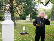 Le buste avait été inauguré en octobre 2007 par André Ravessoud, qui avait été son employé... à défaut d’avoir été son élève. © Muriel Antille -a Le buste avait été inauguré en octobre 2007 par André Ravessoud, qui avait été son employé... à défaut d’avoir été son élève. © Muriel Antille -a