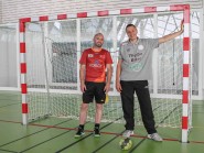 Julien Ballif (à g.) et Zoltan Majeri dans la nouvelle salle des Isles. Ils peuvent avoir le sourire: c’est à l’USY Handball que revient l’honneur d’organiser un premier tournoi international en ces lieux. © Almira Medaric Julien Ballif (à g.) et Zoltan Majeri dans la nouvelle salle des Isles. Ils peuvent avoir le sourire: c’est à l’USY Handball que revient l’honneur d’organiser un premier tournoi international en ces lieux. © Almira Medaric