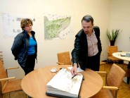 Alice Glauser, membre du Conseil de la Fondation Mont-Riant, André Allmendinger, directeur général, à l’heure d’annoncer la poursuite du projet d’EMS sur le site de Bellevue à Yverdon. © Muriel Antille Alice Glauser, membre du Conseil de la Fondation Mont-Riant, André Allmendinger, directeur général, à l’heure d’annoncer la poursuite du projet d’EMS sur le site de Bellevue à Yverdon. © Muriel Antille