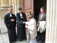 Nicolas Monnier, à gauche, et le nouveau pasteur d’Yverdon-Temple Olivier Bader, ont salué les paroissiens à l’issue du culte d’installation du nouveau ministre. © La Région Nicolas Monnier, à gauche, et le nouveau pasteur d’Yverdon-Temple Olivier Bader, ont salué les paroissiens à l’issue du culte d’installation du nouveau ministre. © La Région