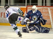 Vetterli, le gardien du Villars HC, n’a dû capituler que deux fois contre le HC Yverdon. Ici, Ermacora tente de le tromper, sans succès. © Champi
