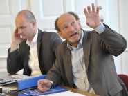 Luc Tomasetti, responsable de la filière mobilité, et Daniel von Siebenthal, syndic, ont présenté la nouvelle politique du stationnement. © Michel Duperrex Luc Tomasetti, responsable de la filière mobilité, et Daniel von Siebenthal, syndic, ont présenté la nouvelle politique du stationnement. © Michel Duperrex