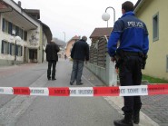 Peu après les faits, la police avait bouclé et quadrillé le quartier de la Grand-Rue de Lucens, à la recherche de douilles. © Maud Tornare /La Liberté Peu après les faits, la police avait bouclé et quadrillé le quartier de la Grand-Rue de Lucens, à la recherche de douilles. © Maud Tornare /La Liberté