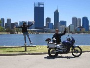 Janishta Martin et Marco Martin et la moto «OzzyBlue», lors de leur arrivée à Perth, en Australie, après une éprouvante traversée du grand désert Nullarbor par des températures de 48 degrés. DR Janishta Martin et Marco Martin et la moto «OzzyBlue», lors de leur arrivée à Perth, en Australie, après une éprouvante traversée du grand désert Nullarbor par des températures de 48 degrés. DR