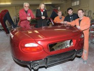 Franco et Françoise Sbarro, avec leurs collaborateurs Jean-Pierre Cochard, Florian Perron et Toni Severino, avec la «Jaclyn», en cours de montage, qui sera présentée en première mondiale. © Michel Duperrex