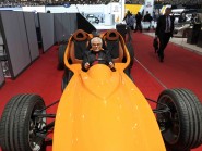 Franco Sbarro pose fièrement au volant de la Delphi, qui est, avec la Memory et l’Alcador GTB Ferrari, l’un des véhicules classiques de sa collection exposés lors de ce 83e Salon de l’auto. © Michel Duperrex