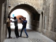 Une photo du vrai faux braquage. Une scène ultra-réaliste dans un passage sombre d’Orbe. DR Une photo du vrai faux braquage. Une scène ultra-réaliste dans un passage sombre d’Orbe. DR