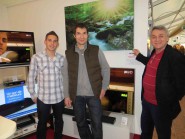 Steve Licini et son père Bruno, et leur technicien Fabien Gossweiler (au centre). © Raposo Steve Licini et son père Bruno, et leur technicien Fabien Gossweiler (au centre). © Raposo