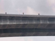 Le pont s’élève à plus de cent mètres de hauteur, au-dessus de la Menthue. © Champi Le pont s’élève à plus de cent mètres de hauteur, au-dessus de la Menthue. © Champi