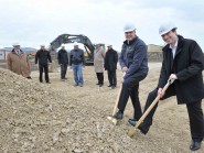 Daniel Bernhard (responsable Matra) et Marcel Zahner (responsable Robert Aebi) ont inauguré le chantier, dans la zone industrielle de Chavornay. © Michel Duperrex