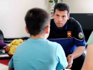 Contrairement à bien des idées reçues, l’une des principales activités des agents de police consiste souvent à écouter, rassurer, concilier et calmer. Une mission qui nécessite une bonne dose de psychologie. © Nadine Jacquet
