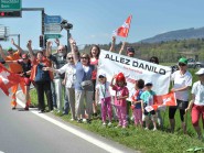 Cyclisme - Les supporters du cycliste urbigène arpentent les routes du Tour de Romandie pour encourager leur protégé. Jeudi, ils étaient une trentaine à Orbe, la ville où a grandi Danilo Wyss. Rencontre. © Michel Duperrex Cyclisme - Les supporters du cycliste urbigène arpentent les routes du Tour de Romandie pour encourager leur protégé. Jeudi, ils étaient une trentaine à Orbe, la ville où a grandi Danilo Wyss. Rencontre. © Michel Duperrex