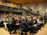Un public nombreux avait débattu des éoliennes, avant que le corps électoral, par 53% des voix, ne se prononce en faveur du projet. © Nadine Jacquet -a Un public nombreux avait débattu des éoliennes, avant que le corps électoral, par 53% des voix, ne se prononce en faveur du projet. © Nadine Jacquet -a