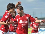 Nicola Zari, ici avec Kevin Hill (à g.) et Renatus (en arrière plan), et le FC Bavois nagent en pleine euphorie. © Michel Duperrex Nicola Zari, ici avec Kevin Hill (à g.) et Renatus (en arrière plan), et le FC Bavois nagent en pleine euphorie. © Michel Duperrex