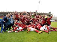 Les joueurs du FC Bavois jubilent. Ils sont promus sur le terrain de leur dauphine, à La Pontaise! © Nadine Jacquet Les joueurs du FC Bavois jubilent. Ils sont promus sur le terrain de leur dauphine, à La Pontaise! © Nadine Jacquet