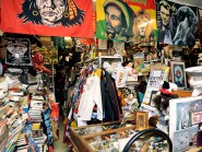C’est dans ce magasin de la rue du Valentin qu’a eu lieu le braquage mardi après-midi. © Nadine Jacquet C’est dans ce magasin de la rue du Valentin qu’a eu lieu le braquage mardi après-midi. © Nadine Jacquet