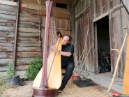 Le musicien Park Stickney, devant la ferme où il vit, à de Valeyres-sous-Ursins. © Bernard Python Le musicien Park Stickney, devant la ferme où il vit, à de Valeyres-sous-Ursins. © Bernard Python