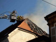 Après de longues minutes d’efforts, l’incendie a finalement été circonscrit par les pompiers aux alentours de 20h30. © Nadine Jacquet Après de longues minutes d’efforts, l’incendie a finalement été circonscrit par les pompiers aux alentours de 20h30. © Nadine Jacquet