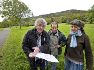 De gauche à droite : Armand Deriaz, Edmond Quinche et Andrea Merz Gratini, trois des villageois de Baulmes ayant décidé de s’opposer à l’exploitation de la parcelle située derrière eux. © Michel Duperrex De gauche à droite : Armand Deriaz, Edmond Quinche et Andrea Merz Gratini, trois des villageois de Baulmes ayant décidé de s’opposer à l’exploitation de la parcelle située derrière eux. © Michel Duperrex