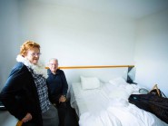 Micheline et René Balzli ont dû quitter, hier, leur chambre de l’Expo Hôtel, car elle ne répondait pas à leurs besoins en tant que personnes en situation de handicap. © Sophie Bürki Micheline et René Balzli ont dû quitter, hier, leur chambre de l’Expo Hôtel, car elle ne répondait pas à leurs besoins en tant que personnes en situation de handicap. © Sophie Bürki
