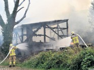 L’entrepôt, propriété des CFF, a été entièrement détruit par les flammes. © Michel Duperrex L’entrepôt, propriété des CFF, a été entièrement détruit par les flammes. © Michel Duperrex