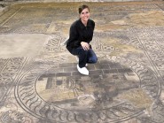 Myriam Krieg, l’une des restauratrices de la mosaïque d’Achille, au cœur de la fresque. © Michel Duperrex Myriam Krieg, l’une des restauratrices de la mosaïque d’Achille, au cœur de la fresque. © Michel Duperrex