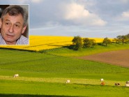 Les champs du Nord vaudois produiront-ils un jour des produits OGM ? Le conseiller national Jean-Pierre Grin (médaillon) ne l’espère pas. © Juillerat/ Duperrex Les champs du Nord vaudois produiront-ils un jour des produits OGM ? Le conseiller national Jean-Pierre Grin (médaillon) ne l’espère pas. © Juillerat/ Duperrex