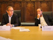 Dans la salle de la Municipalité : Pierre Meyer, chef du Service des finances de la Ville (à g.), et le syndic Daniel von Siebenthal. © Aline Pfänder Dans la salle de la Municipalité : Pierre Meyer, chef du Service des finances de la Ville (à g.), et le syndic Daniel von Siebenthal. © Aline Pfänder