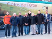 De g. À d.: Pierre-Yves Poget (vigneron-encaveur), Michel Hostettler (président du Groupement des vignerons des Côtes de l’Orbe), Claude Baudat (vigneron), Pascal Randin (vigneron), Benjamin Morel (vigneron-encaveur), Olivier Chautems (secrétaire du Groupement), Bernard Gauthey (vigneronencaveur), et Claude Jaccard (concepteur et photographe du Groupement). © Aline Pfänder De g. À d.: Pierre-Yves Poget (vigneron-encaveur), Michel Hostettler (président du Groupement des vignerons des Côtes de l’Orbe), Claude Baudat (vigneron), Pascal Randin (vigneron), Benjamin Morel (vigneron-encaveur), Olivier Chautems (secrétaire du Groupement), Bernard Gauthey (vigneronencaveur), et Claude Jaccard (concepteur et photographe du Groupement). © Aline Pfänder