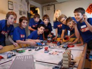 Le robot Bob et ses créateurs s’entraînent tous les samedis et mercredis pour arriver à la perfection le 14 décembre, à Locarno. © Aline Pfänder
