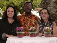 Martine Jaquier, présidente, et Line Barrière, fondatrice, entourent le Dr Madibèlè Kam, médecin référent au Burkina Faso. © Bernard Python Martine Jaquier, présidente, et Line Barrière, fondatrice, entourent le Dr Madibèlè Kam, médecin référent au Burkina Faso. © Bernard Python