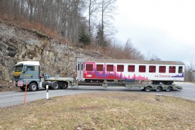 Les virages étaient étroits pour le camion transportant le wagon de 21 mètres. © Michel Duperrex