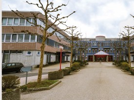 L’oeuvre d’art trône dans l’allée centrale extérieure de l’hôpital depuis son ouverture, en 1988. D’ici 2022, cette dernière devrait disparaître (voir photo). © Carole Alkabes