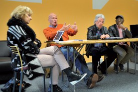 Mohamed Bangoura peut compter sur le soutien de nombreuses personnes, comme (de g. à dr.) Martine Delafoge, le député Denis-Olivier Maillefer et Pierre Mercier, municipal de police à Orbe. © Carole Alkabes