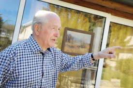 Heinz Luckehe est le détenteur d’un tableau du peintre suisse-allemand Walter Mafli immortalisant la Grande Cariçaie (en arrière-plan). © Nadine Jacquet