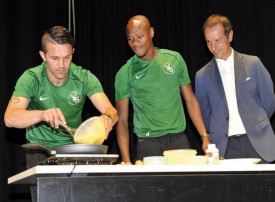 le buteur Edin Becirovic et le défenseur Dadie Mayila, deux des meilleurs joueurs d’Yverdon Sport, associent leurs talents pour confectionner une omelette, sous le regard attentif du président Mario Di Pietrantonio. © Michel Duperrex