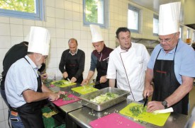 une brochette de personnalités (Isidore Raposo, Alain Joseph, Sacha Margairaz, Norbert Tarayre et Jean-Claude Vagnières) en train de «faire du poireau», durant la journée. © Michel Duperrex