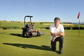 Louis-Alfred Emery sur le green du trou n° 7. Il les connaît tous comme sa poche. © Michel Duperrex