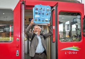 Jacques-André Mayor, président de Travys, a symboliquement accompli le trajet entre Orbe et Chavornay en train, hier matin, avec dans un sac le dossier d’approbation qui a été déposé à Berne plus tard dans la journée. © Carole Alkabes