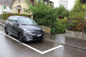 Le trottoir est déjà rabaissé et le propriétaire prévoit de créer des places de parc sur son terrain, mais une place a été récemment dessinée devant. © Muriel Aubert